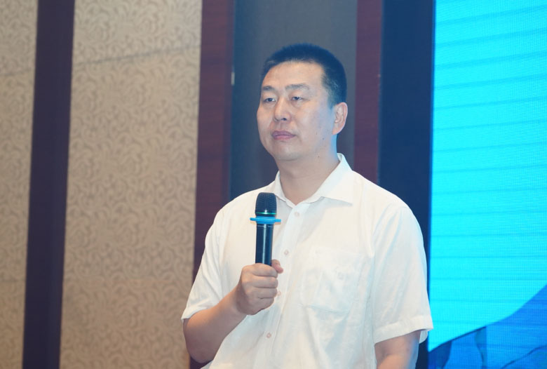 中國涂料工業協會代秘書長劉杰主持大會并致辭