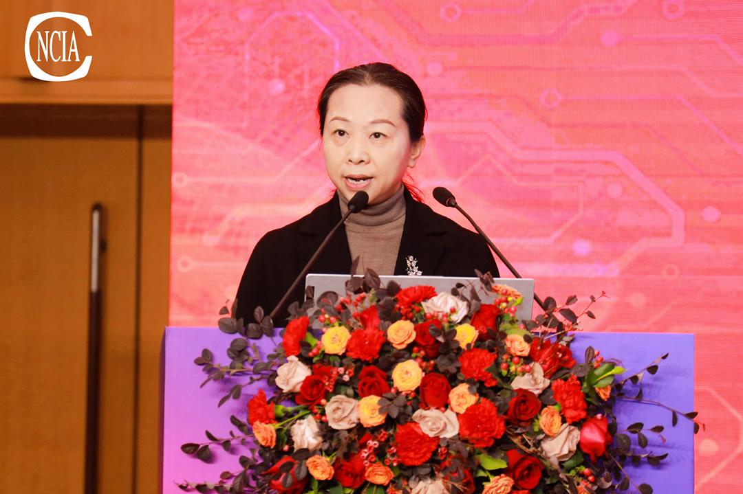 重慶市經濟和信息化委員會化學工業處處長卿知學致辭